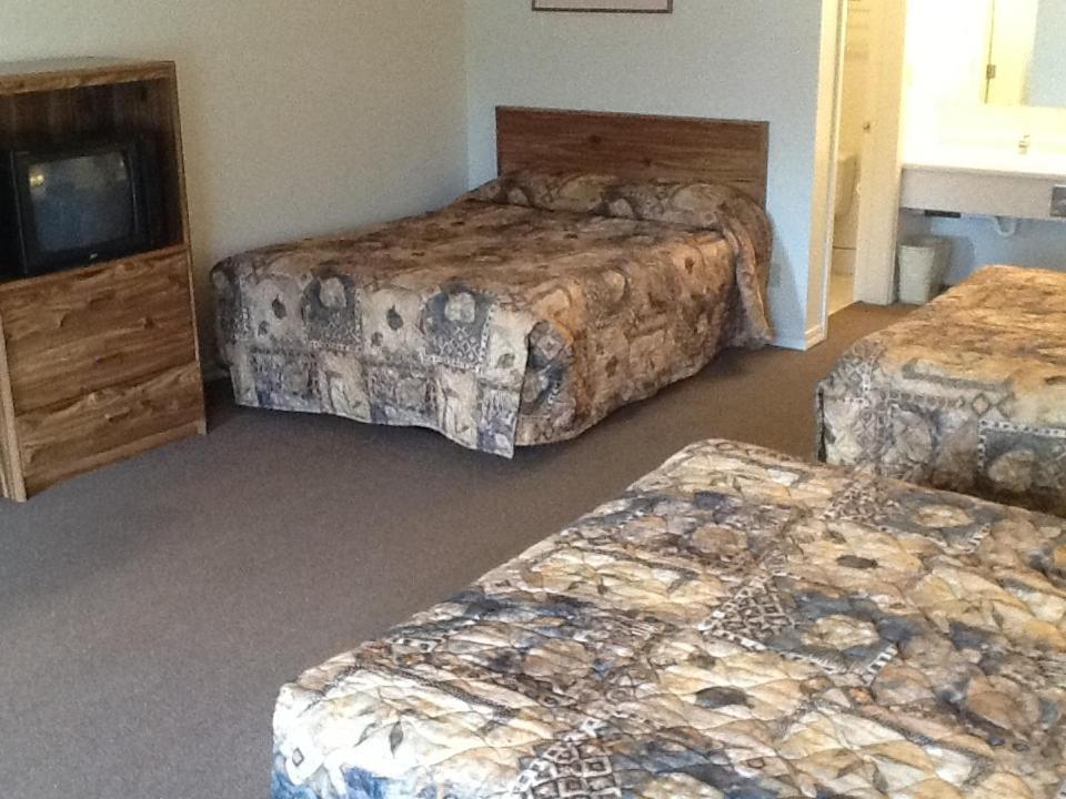 Dude & Roundup Motel West Yellowstone Szoba fotó